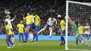 Pemain Timnas Inggris, Lucy Bronze (tengah) berusaha mencetak gol ke gawang Timnas Brasil pada laga Finalisima Putri 2023 di Stadion Wembley, London, Jumat (07/04/2023) WIB. The Three Lions secara dramatis mengalahkan Brasil dengan skor 4-2 dalam babak adu penalti setelah bermain imbang 1-1 di waktu normal. (AP Photo/Kirsty Wigglesworth)