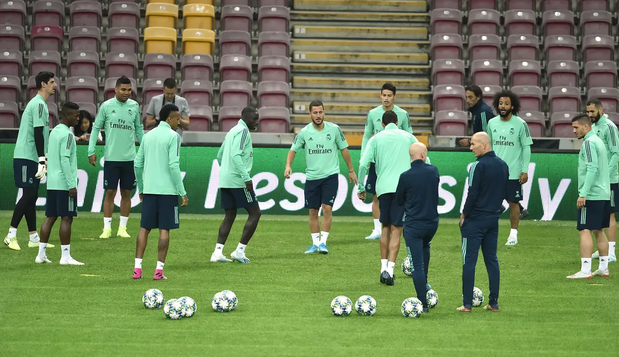 Suasana saat para pemain Real Madrid berlatih jelang menghadapi Galatasaray pada pertandingan Grup A Liga Champions di kompleks olahraga TT Ali Samiyen, Istanbul, Turki, Senin (21/10/2019). (Ozan KOSE/AFP)