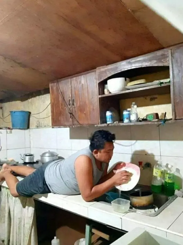 6 Potret Nyeleneh Orang Saat Cuci Piring Ini Bikin Tepuk Jidat