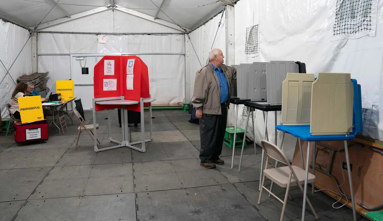 Electoral college atau suara elektoral merupakan sekelompok orang yang bertugas mewakili tiap negara bagian di AS untuk memilih presiden dan wakil presiden saat pemilu berlangsung. Umumnya, anggota electoral college terdiri dari petinggi negara, tokoh berpengaruh, atau sosok yang berafiliasi dengan calon presiden dan wakil presiden AS. (Allison Joyce/AFP)