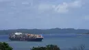 Sebuah kapal kargo menunggu di danau Gatun, untuk transit melalui kunci Agua Clara di Terusan Panama di Agua Clara, Panama, Kamis, 3 Agustus 2023. Otoritas Terusan Panama mengatakan pihaknya membatasi lalu lintas menjadi 32 transit kapal setiap hari melalui terusan setelah berbulan-bulan mengalami kekeringan dan memperkirakan akan ada penurunan pendapatan pada tahun 2024 karena krisis air yang sedang berlangsung. (AP Photo/Arnulfo Franco)