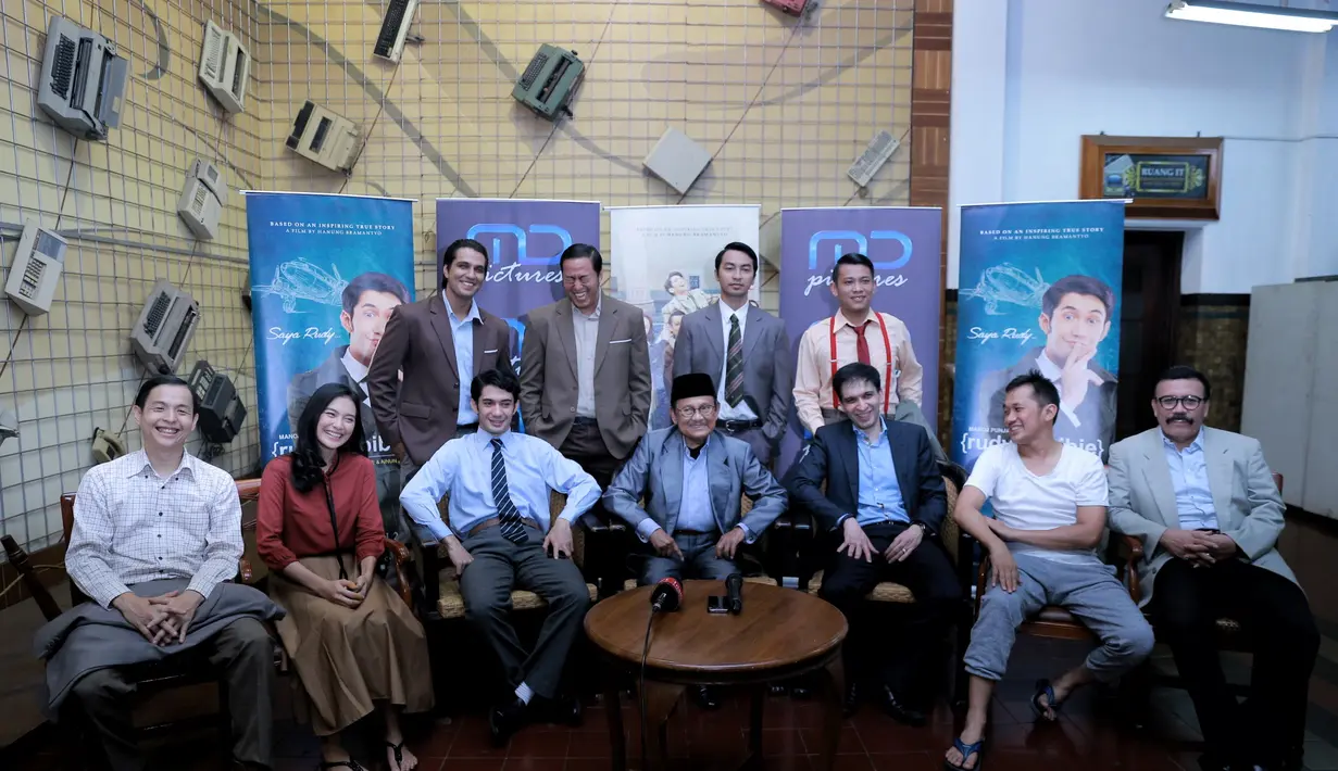 "Syuting hari ini terakhir, kebetulan waktu dua minggu lalu pending karena Reza sakit, tapi dia comeback dan proses editing sudah siap dan akan siap menggebrak nanti," ucap Manoj Punjabi ditemui Bintang.com di lokasi syuting. (Adrian Putra/Bintang.com)