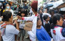 FOTO: Tasyakuran Kemenangan Prabowo-Gibran, Relawan Jokowi Bagikan Susu dan Mie Ayam Gratis di Menteng