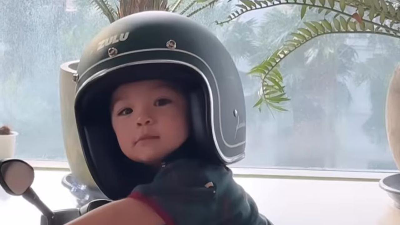 Foto-foto Lucu Baby Izz Anak Nikita Willy Naik Vespa Lengkap Pakai Helm, Netizen 'Gemes Tolong