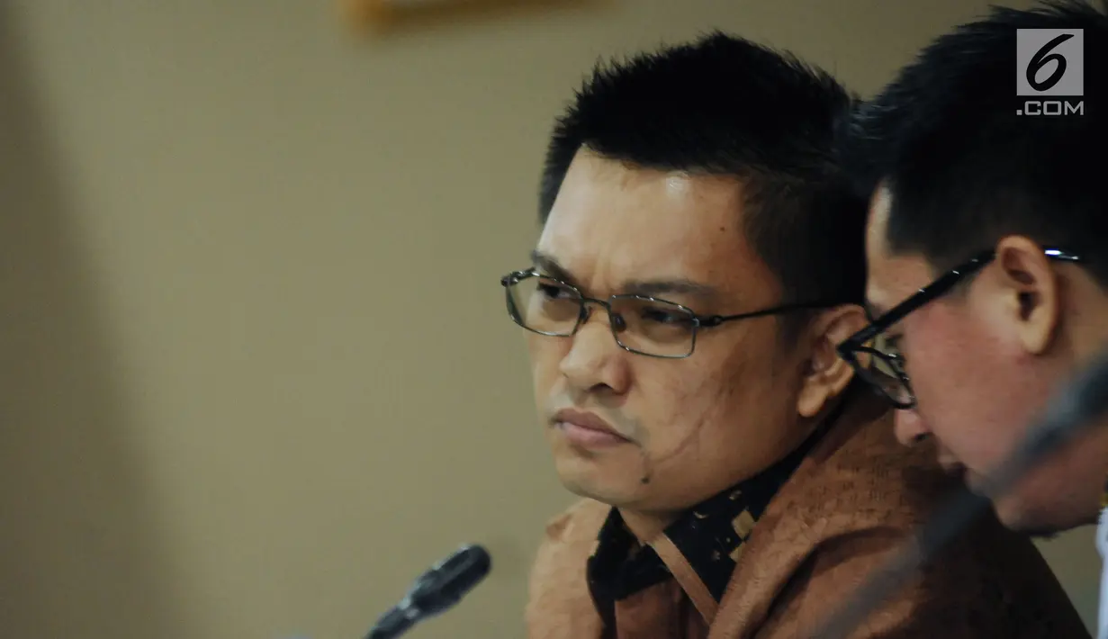 Tersangka dugaan suap terhadap Ketua Pengadilan Tinggi Manado Sudiwardono, Aditya Anugrah Moha menyimak keterangan saksi pada sidang lanjutan di Pengadilan Tipikor, Jakarta, Rabu (7/3). (Liputan6.com/Helmi Fithriansyah)
