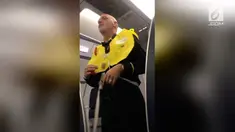 Pramugara Spirit Airlines sampaikan instruksi keselamatan dengancara unik.