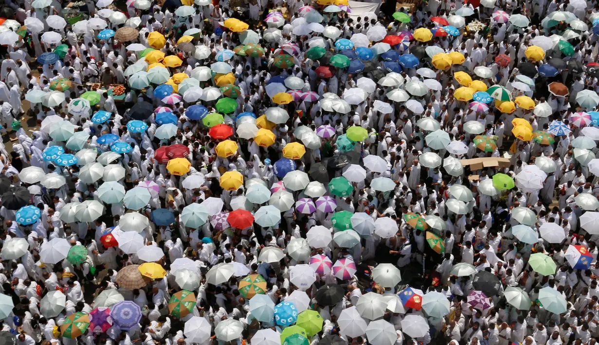 Jutaan jemaah haji berjalan kaki meninggalkan Masjid Namira, Padang Arafah usai melaksanakan salat dekat kota suci Mekkah (11/09). Masjid Namirah berada di perbatasan tanah Al-Haram dan padang Arafah. (REUTERS/Ahmed Jadallah)