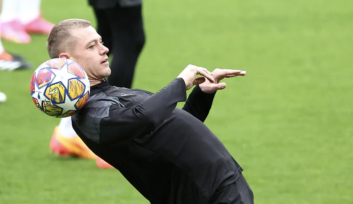 Pemain Borussia Dortmund, Julian Ryerson, mengontrol bola saat sesi Latihan jelang laga leg dua semi final Liga Champions melawan Paris Saint-Germain (PSG) di Parc des Princes, Paris, Senin (7/5/2024). (AFP/Frank Fife)