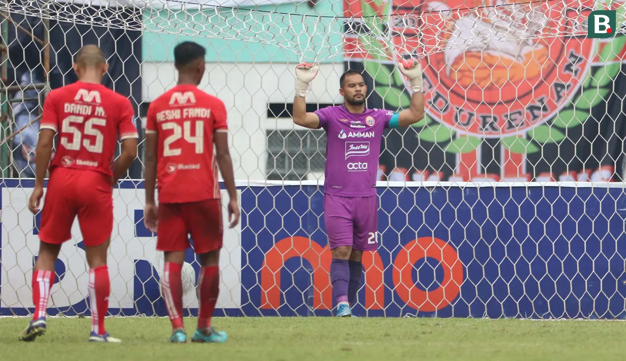 <p>Ekspresi penjaga gawang Persija Jakarta, Andritany Ardhiyasa (kanan) dalam pertandingan lanjutan pekan ke-25 BRI Liga 1 2022/2023 melawan Bhayangkara FC yang berlangsung di Stadion Wibawa Mukti, Cikarang, Jawa Barat, Kamis (16/2/2023). (Bola.com/Ikhwan Yanuar)</p>