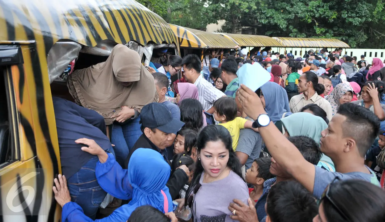 Warga mengantri untuk menaiki mobil keliling di Taman Margasatwa Ragunan, Jakarta Selatan, Selasa (28/3). Menikmati libur Hari Raya Nyepi, warga kunjungi Kebun binatang Ragunan. (Liputan6.com/Yoppy Renato)