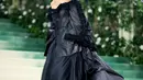 Penampilan kedua Zendaya di Met Gala 2024, ia mengenakan koleksi haute couture pertama John Galliano untuk Givenchy di tahun 1996. [Foto: Instagram/dailysdaya]