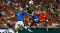 Bek Spanyol, Sergio Ramos berusaha menghalau bola dari kejaran penyerang Italia, Andrea Belotti saat bertanding di kualifikasi Piala Dunia 2018 di Stadion Santiago Bernabeu di Madrid, (2/9). Spanyol menang atas Italia 3-0. (AP Photo / Francisco Seco)