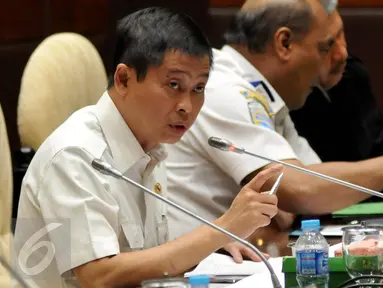 Menhub Ignasius Jonan mengikuti Rapat Dengar Pendapat dengan Komisi V di Senayan, Jakarta, Rabu (13/1/2015). Rapat membahas evaluasi sarana dan prasarana transportasi hari raya Natal tahun 2015 dan tahun baru 2016. (Liputan6.com/Johan Tallo)