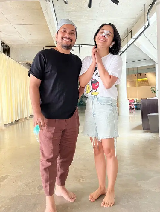 Farida tampak senang setelah operasi yang memelukan waktu recovery hingga 4 hari. "Omay benerin Hidung dulu ya, kata Dokter Tompi hanya perlu 4 hari doang buat recovery." lanjut Farida.[Instagram/farida.nurhan]