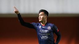 Arema FC sudah unggul pada menit keempat. M. Rafli dari situasi tendangan bebas jarak jauh yang dilepaskannya berhasil mencetak gol yang membawa Singo Edan unggul. (Bola.com/Bagaskara Lazuardi)