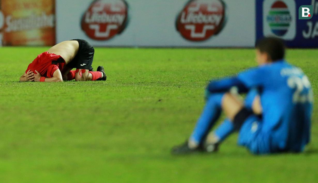 Pemain Palestina tertunduk lesu usai takluk 0-2 dari Timnas Indonesia U-17 pada laga Grup B Kualifikasi Piala Asia U-17 2023 di Stadion Pakansari, Bogor, Jumat (7/10/2022). (Bola.com/M Iqbal Ichsan)