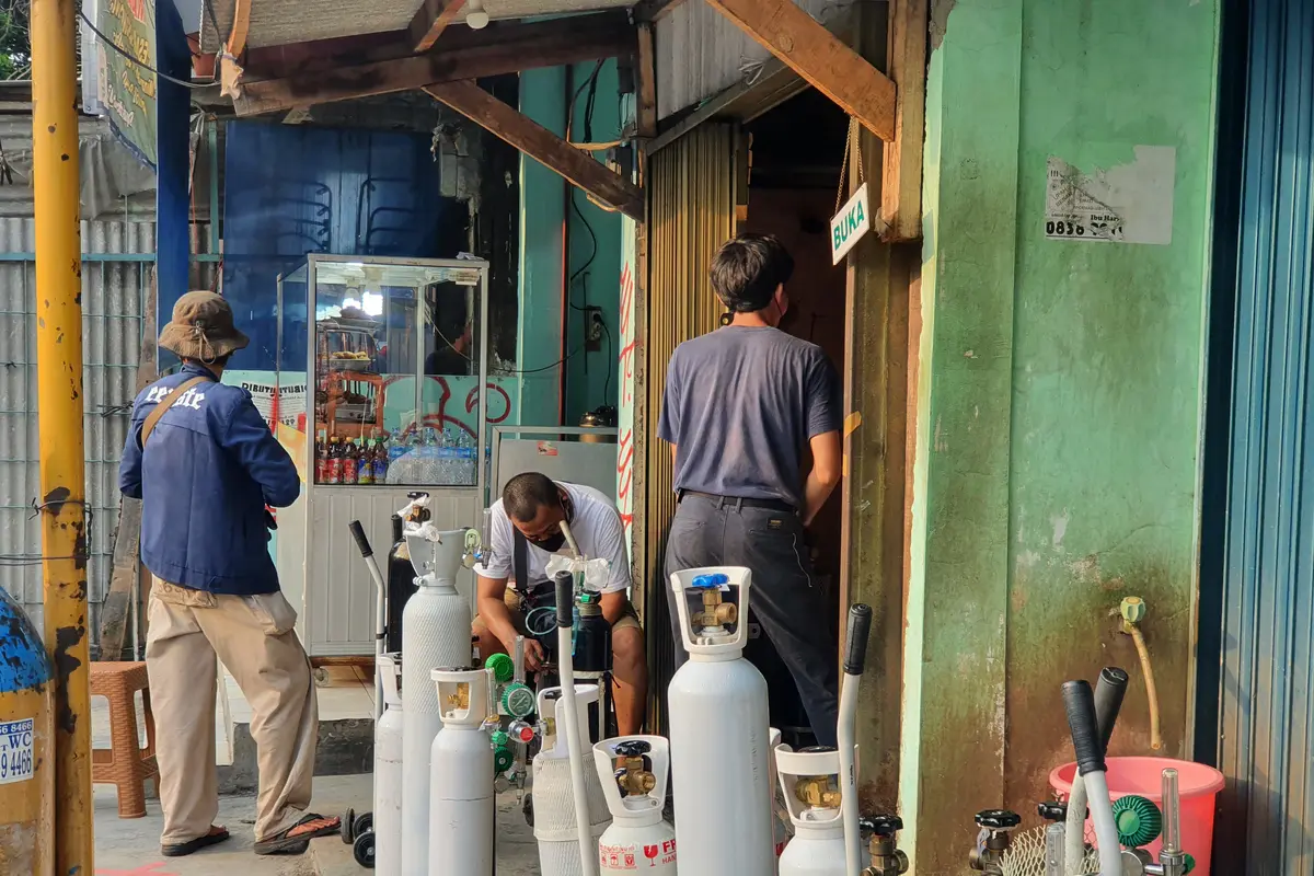 Masyarakat mengeluhkan kelangkaan tabung oksigen yang beredar di pasaran. Kesulitan semakin bertambah dengan harga tabung oksigen yang naik ditengah lonjakan angka penyebaran Covid-19.