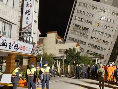 Kondisi sebuah bangunan yang miring setelah pondasinya ambruk usai terjadi gempa di Hualien, Taiwan (7/2). Gempa berkekuatan 6,4 skala richter (SR) melanda wilayah timur laut kota Hualien, Taiwan. (AFP Photo/Paul Yang)