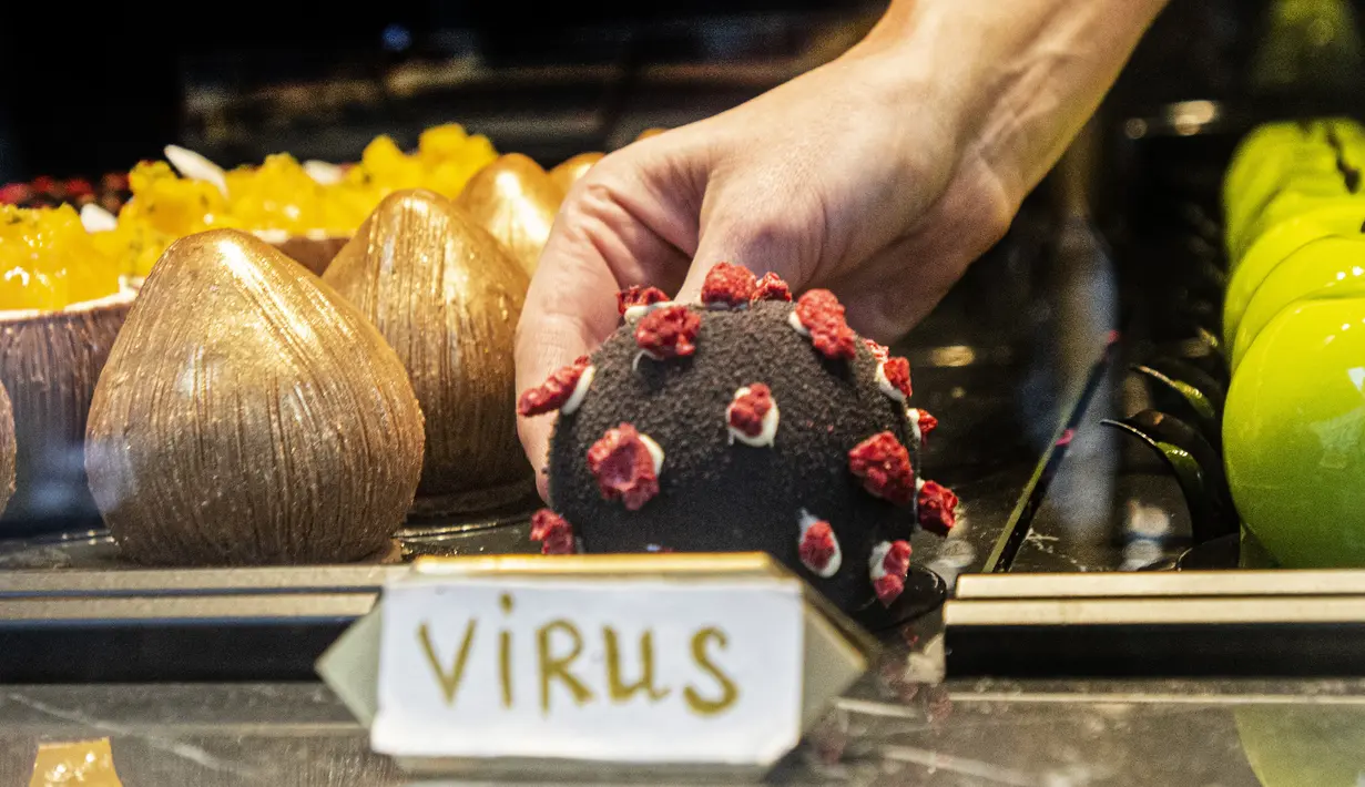 Seorang pramusaji mengambil makanan penutup berbentuk virus corona Covid-19 di sebuah kafe di Praha pada 06 Oktober 2020. Dengan lebih dari 81.000 kasus di Republik Ceko, tingkat penyebaran Covid-19 termasuk yang terburuk di Eropa - hampir separah di Spanyol. (Michal Cizek / AFP)