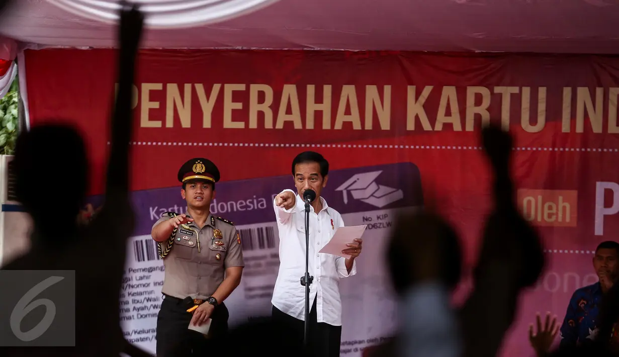 Presiden Joko Widodo (Jokowi) menunjuk siswa untuk menjawab pertanyaan di acara Penyerahan Kartu Indonesia Pintar di SMPN 2, Ambon, Maluku, (8/2). (Liputan6.com/Faizal Fanani)