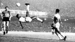 Bintang sepak bola Brasil Pele menendang bola saat pertandingan di lokasi yang tidak diketahui, September 1968. Pele yang menderita penyakit kanker usus telah dirawat di Rumah Sakit Albert Einstein sejak 29 November lalu. (AP Photo File)