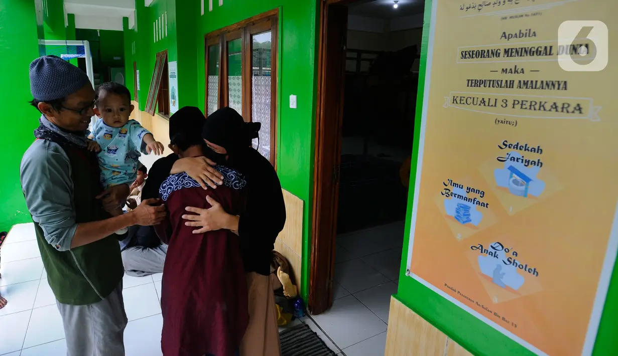 Santri baru salafiah wusto setingkat SMP angkatan pertama dipeluk keluarganya sebelum masuk asrama pesantren di Ponpes Assalam di Kuripan, Ciseeng, Bogor, Rabu (13/7/20222). Sejumlah pesantren mulai awal bulan ini kembali melakukan kegiatan belajar mengajar Tahun Ajaran Baru 1443-1444 H/2022-2023 M. (merdeka.com/Arie Basuki)
