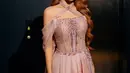 Sementara pada tampilan lainnya, Ghea tampil lebih lembut dalam balutan gaun lilac pastel rancangan Diana M Putri.