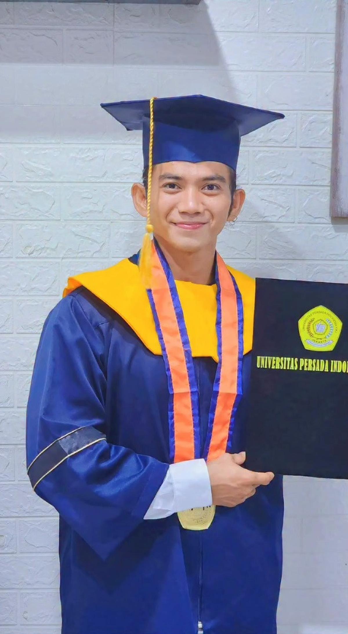 6 Momen Rizki DA Wisuda, Bahagia Didampingi Istri Cantiknya