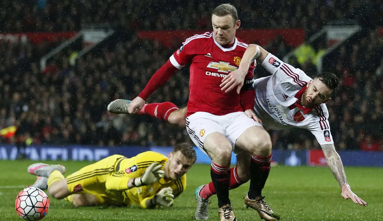  Pemain Manchester United, Wayne Rooney berebut bola dengan Sheffield United, George Long and John Brayford pada laga Piala FA di Old Trafford, Minggu (10/1/2016) dini hari WIB. (Reuters/Phil Noble)