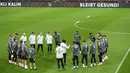 Para pemain timnas Jerman mendengarkan pelatih Jerman Joachim Loew saat sesi latihan di stadion Rheinenergie di Cologne, Jerman barat (9/10/2020). Jerman akan bertanding melawan Turki pada laga persahabatan di stadion Rheinenergie di Cologne, Jerman, Kamis (8/10/2020). (AFP/Ina Fassbender)