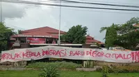 Spanduk bertuliskan ‘Tolak Kepala Kantor Imigrasi baru di Gorontalo’ kembali dipasang oleh Aliansi Pemuda Peduli Gorontalo. (Arfandi Ibrahim/Liputan6.com)