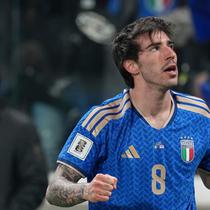 Pemain Italia, Sandro Tonali, merayakan gol pertama timnya dalam pertandingan play-off kualifikasi Piala Dunia melawan Irlandia Utara di Bergamo, Italia, Jumat (27/3/2026) dini hari WIB. (AP Photo/Antonio Calanni)