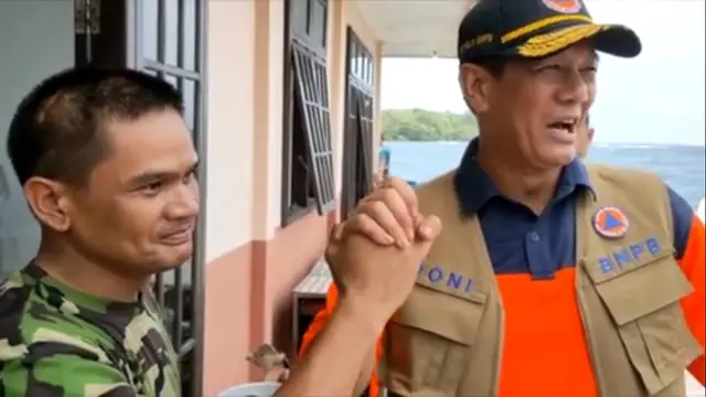 Kepala Badan Nasional Penanggulangan Bencana (BNPB) Doni Monardo dan komandan juru masak di Pulau Sebaru Kecil, Letkol Sitanggang