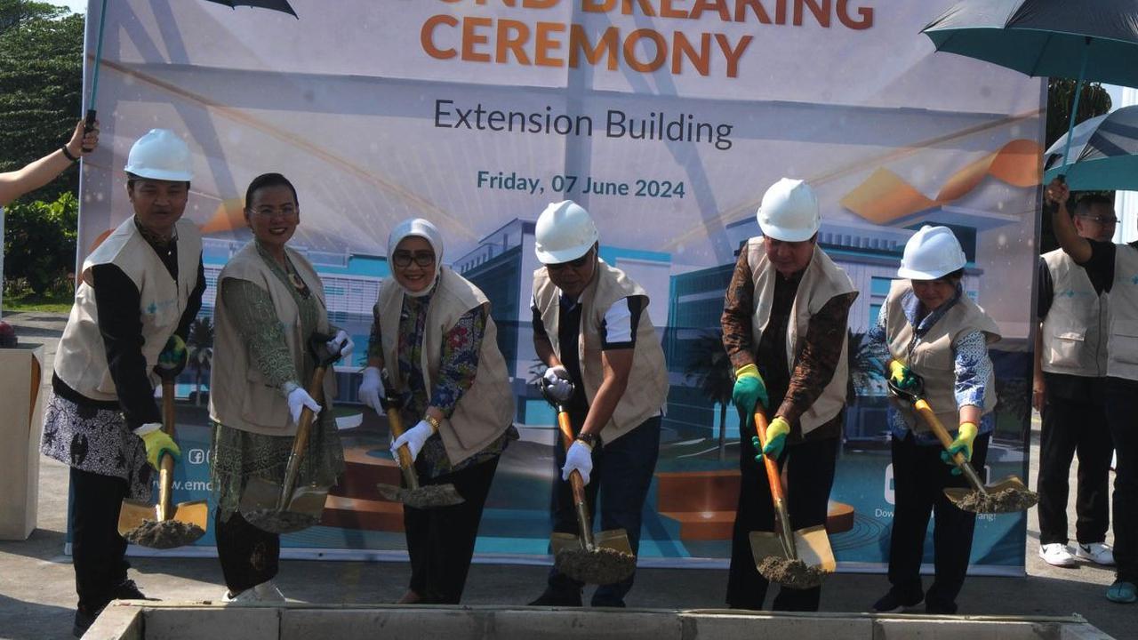 Presiden Direktur EMC Healthcare Jusup Halimi, Wakil Presiden Direktur EMC Healthcare Juniwati Gunawan, M.M, Direktur RS EMC Sentul Kusmiati, beserta jajaran manajemen EMC Healthcare melakukan peletakan batu pertama atau groundbreaking pembangunan gedung 