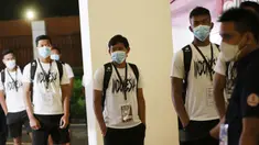 Pemain Timnas Indonesia saling menjaga jarak saat tiba di Stadion Madya, Jakarta. (Foto: Bola.com/M. Iqbal Ichsan)