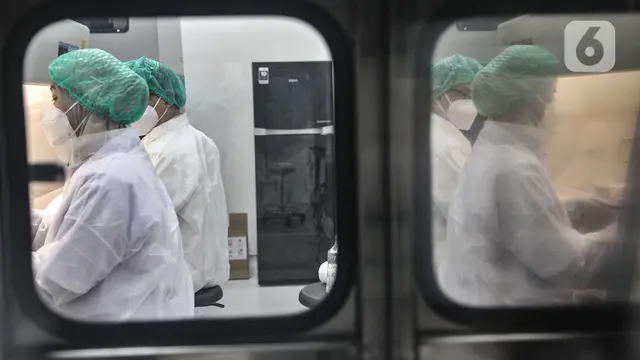 Pemeriksaan Sampel Tes PCR Covid-19 di Labkesda DKI Jakarta
