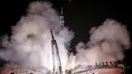 Pesawat ruang angkasa Soyuz TMA-14M yang membawa tiga awak mengangkasa dari Baikonur Cosmodrome, Kazakhstan, (26/9/2014). (REUTERS/Shamil Zhumatov)