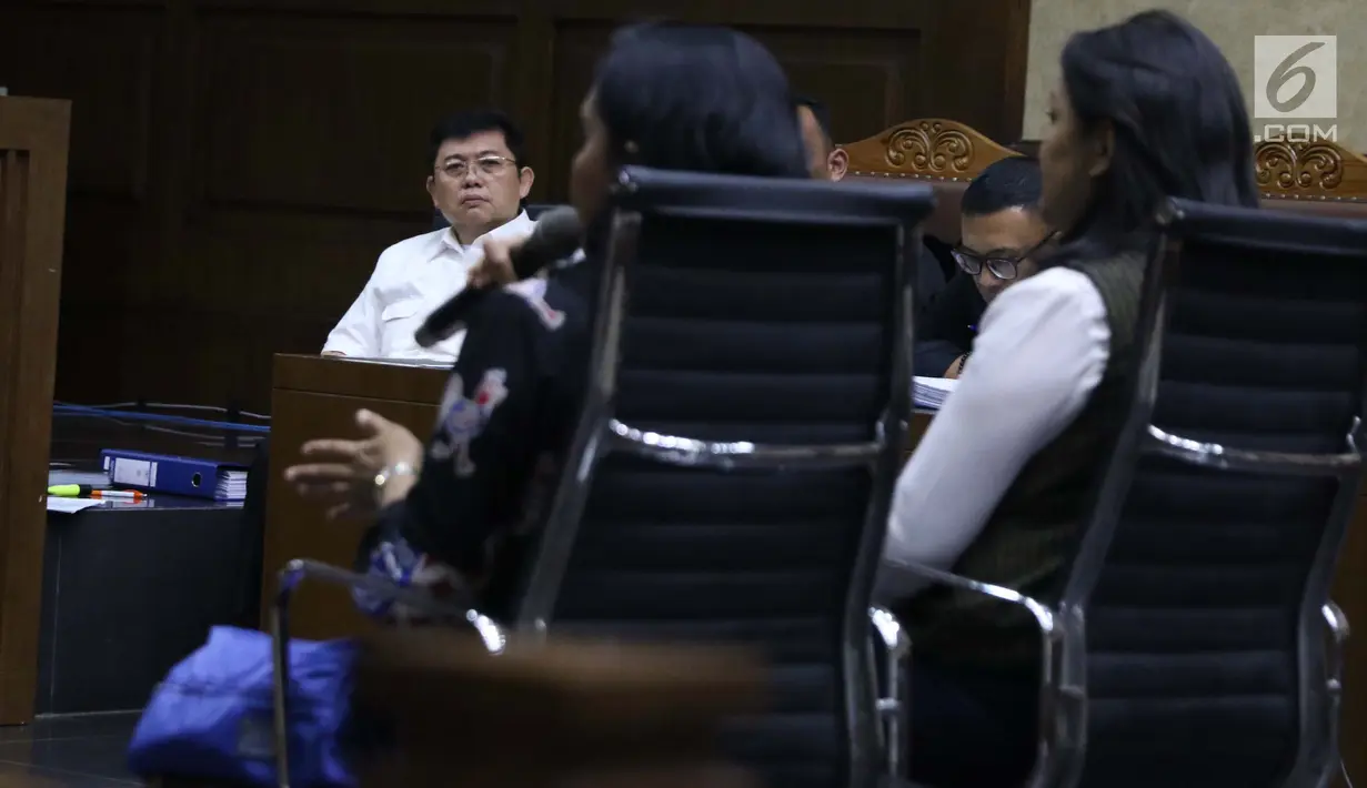 Terdakwa dugaan menghalangi proses penyidikan KPK terhadap Eddy Sindoro, Lucas menyimak keterangan saksi saat sidang lanjutan di Pengadilan Tipikor Jakarta, Kamis (24/1). Sidang mendengar keterangan dua orang saksi. (Liputan6.com/Helmi Fithriansyah)