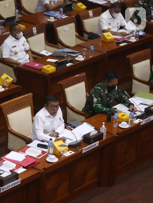 Wamenhan RI M. Herindra (kiri) bersama KSAD Jenderal TNI Andika Perkasa saat rapat dengar pendapat (RDP) dengan Komisi I DPR RI di Kompleks Parlemen, Jakarta, Senin (31/5/2021). RDP membahas perkembangan situasi dan kondisi keamanan di Papua dan Papua Barat. (Liputan6.com/Angga Yuniar)