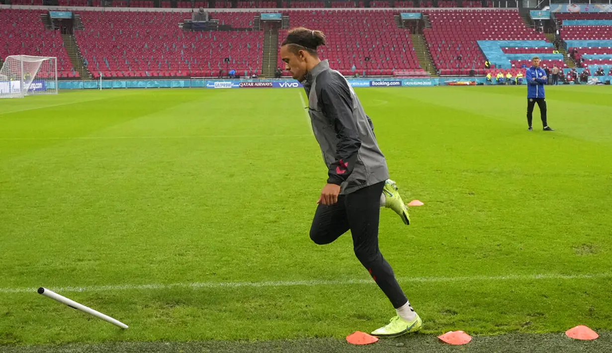 Pemain Denmark Yussuf Poulsen saat sesi latihan di Johan Cruyff Arena, Amsterdam, Belanda, Jumat (25/6/2021). Denmark akan melawan Wales pada pertandingan babak 16 besar Euro 2020. (AP Photo/Peter Dejong)