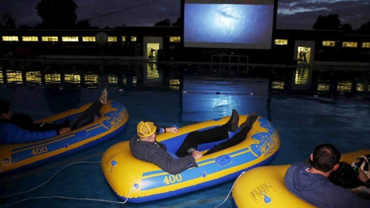 Sensasi unik nonton bioskop di kolam renang