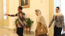 Presiden Joko Widodo mempersilahkan Ibu Negara Afghanistan, Rula Ghani saat kunjungan ke Istana Bogor, Selasa (5/12). (Liputan6.com/Angga Yuniar)