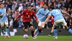 Gelandang Manchester United asal Uruguay #25, Manuel Ugarte (2 dari kiri), berlari ke arah bek Manchester City asal Portugal #03, Ruben Dias (kanan), sementara gelandang Manchester City asal Inggris #47, Phil Foden (kiri), dan gelandang Manchester City asal Belanda #04, Tijjani Reijnders (2 dari kanan), menyaksikan pertandingan&nbsp;Premier League&nbsp;antara Manchester City dan Manchester United di Stadion Etihad di Manchester, Inggris barat laut, pada 14 September 2025. (Oli SCARFF/AFP)
