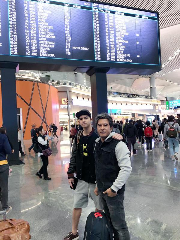 Al Ghazali bersama sutradara Bambang Drias saat akan berangkat syuting ke Belanda.