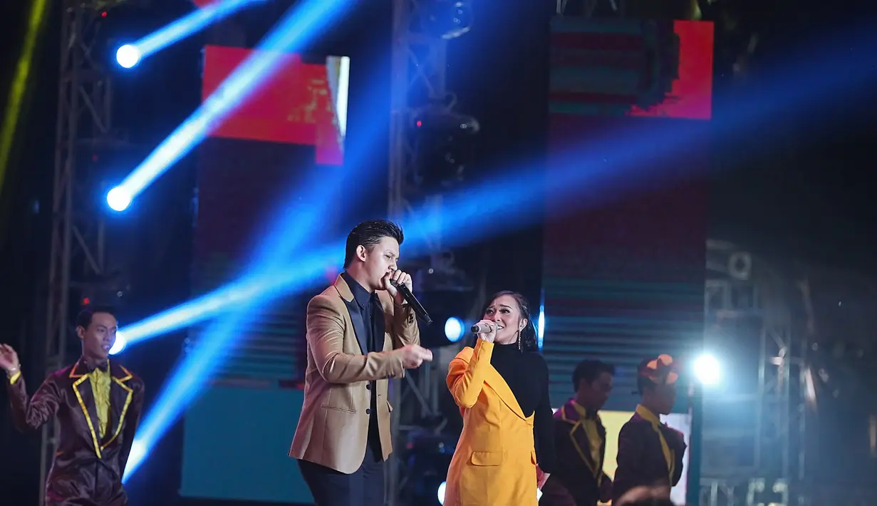 "Sekarang sih nggak ya. Nanti kalau sudah mau sembilan bulan iya. Karena Rinni sudah nggak bisa main keluar kota lagi, nggak bisa," ungkapnya saat ditemui di di Malam Puncak Kilau Raya MNCTV 26, di Cibubur, Jakarta Timur. (Bambang E.Ros/Bintang.com)