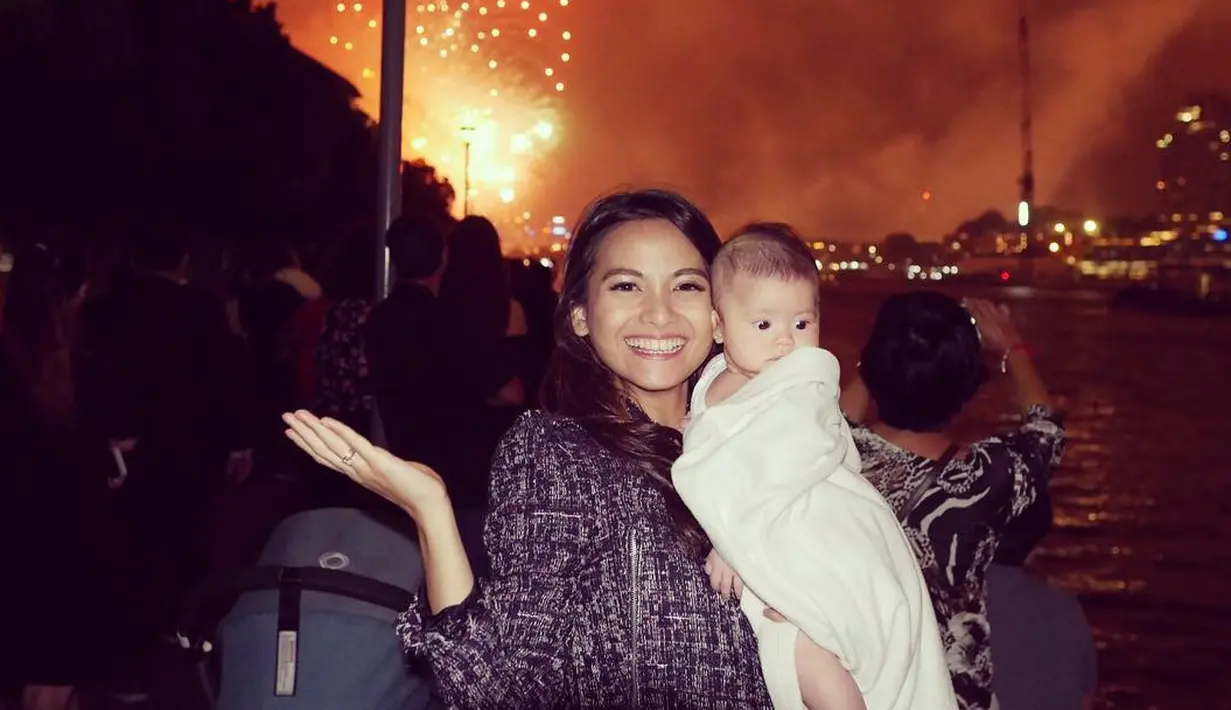 Meski baru berusia beberapa bulan, namun Acha telah mengajak Brie untuk menikmati perayaan malam pergantian tahun. Seperti di foto ini, Acha dan Brie tengah menyaksikan pesta kembang api di Sydney Harbour. (Instagram/septriasaacha)