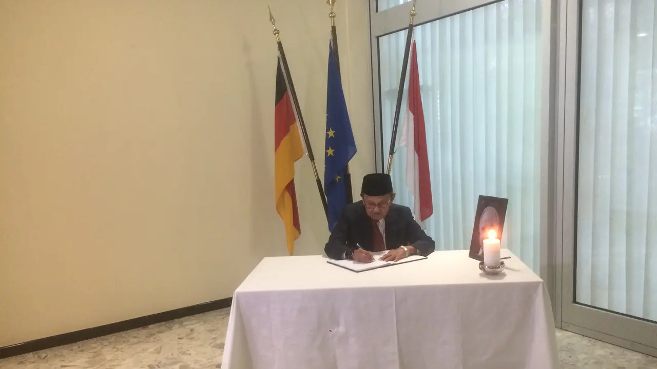 Presiden Ke-Tiga B.J. Habibie Sampaikan Bela Sungkawa atas Wafatnya Mantan Kanselir Jerman