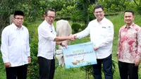 Direktur Utama PT Bank Muamalat Indonesia Tbk Indra Falatehan (kedua kanan) menyerahkan hewan kurban di Kantor Wilayah Kementerian Agama Serang, Banten. (Dok Bank Muamalat)