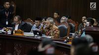 Ketua KPU Arief Budiman menderkan keterangan Ketua Kuasa Hukum KPU untuk Pilpres, Ali Nurdin dalam sidang sengketa Pilpres 2019 di Gedung MK, Jakarta, Selasa (18/6/2019). Sidang tersebut beragendakan mendengarkan jawaban dari termohon. (Liputan6.com/Faizal Fanani)
