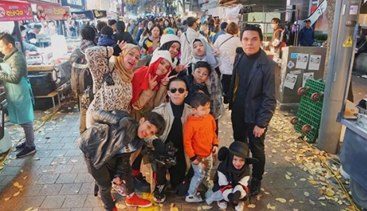 Mengunjungi salah satu pusat perbelanjaan dan kuliner yang terkenal di Korea Selatan. Gen Halilintar tidak melewatkan kesempatan untuk berkunjung ke Myeongdong Street (Liputan6.com/IG/genhalilintar)